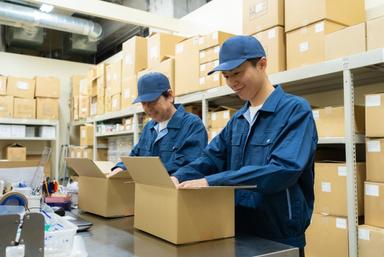 工場で働く若手社員